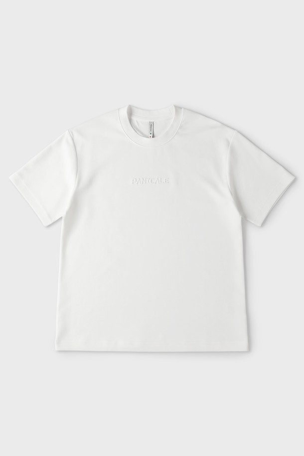 블랙과 화이트 색상으로 출시된 남성용 로고 반팔 티셔츠 M-QTEE22는 부드러운 촉감의 비스코스, 폴리에스터, 스판 혼방 소재로 제작되었습니다. 라운드넥 디자인에 앞면 로고 자수 포인트를 더했으며, 슬림핏, 레귤러핏, 오버핏까지 다양한 핏으로 출시되어 깔끔한 실루엣을 연출합니다. 여름과 간절기에 적합하며, 일상 및 캐주얼 스타일을 즐겨 입는 남성분들에게 추천하는 베이직한 반팔 티셔츠입니다.
