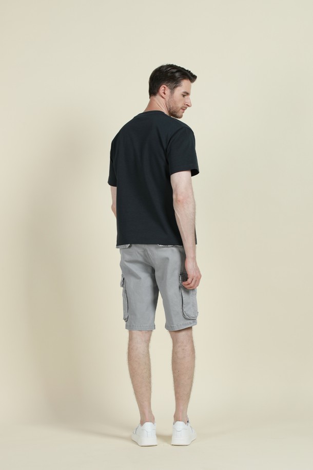 로고 반팔 티셔츠 M-QTEE23은 부드러운 촉감과 쾌적한 착용감을 선사하는 남녀 공용 상의입니다. 화이트와 차콜 두 가지 색상으로 출시되었으며, 여름과 간절기에 활용하기 좋은 베이직 스타일의 레귤러 핏 티셔츠입니다. 폴리에스터, 리오셀, 면, 스판 혼방 소재로 제작되어 신축성이 뛰어나 편안하게 활동할 수 있으며, 여유 있는 실루엣을 연출합니다.
