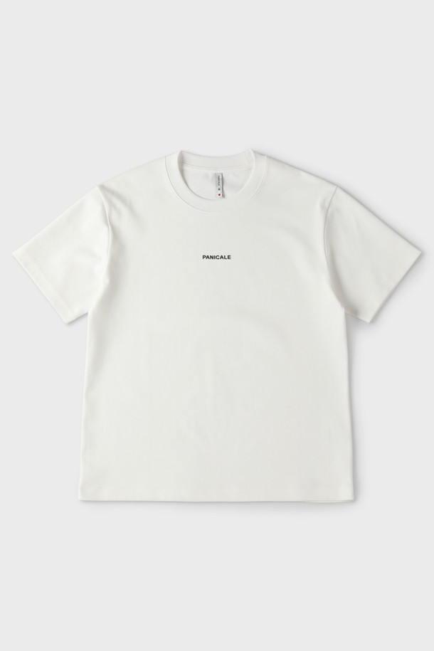 **로고 반팔 티셔츠 M-QTEE23**은 남성용 상의로, 부드러운 촉감과 쾌적한 착용감을 선사하는 반팔 티셔츠입니다. 화이트와 차콜 두 가지 색상으로 출시되었으며, 레귤러핏과 오버핏으로 편안하게 착용 가능합니다. 폴리에스터, 리오셀, 면, 스판 혼방 소재로 제작되어 신축성이 뛰어나 활동성이 좋고, 여름 및 간절기에 베이직하고 캐주얼한 스타일을 연출하기에 적합합니다.
