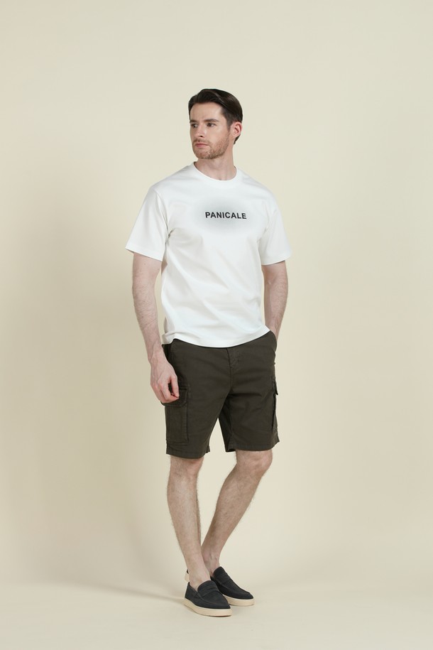 M-QCPT16 드로우스트링 카고 쇼츠는 여름철 캐주얼 스타일을 완성하는 남성용 반바지입니다. 베이지와 카키 두 가지 색상으로 출시되었으며, 면과 스판덱스 혼방 소재로 제작되어 부드러운 촉감과 편안한 착용감을 제공합니다. 레귤러핏으로 디자인되었으며, 허리 드로우스트링과 측면 카고 포켓, 뒷면 포켓 디테일이 특징입니다.
