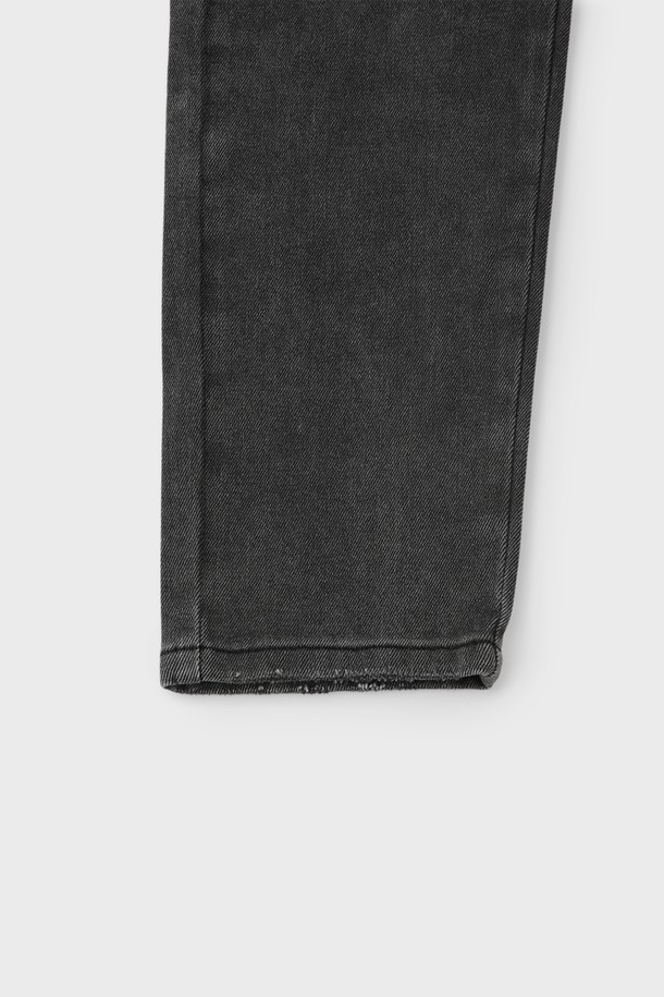 빈티지 워싱 데님 팬츠 M-QJEAN06는 남성용 데님 팬츠입니다. 그레이 컬러에 빈티지하고 캐주얼한 스타일을 더했으며, 여름, 간절기, 겨울까지 폭넓게 활용할 수 있습니다. 면, 폴리에스테르, 비스코스, 스판 혼방 소재로 제작되어 부드러운 촉감과 편안한 착용감을 제공합니다. 레귤러 슬림핏으로 제작되었으며, 5포켓 디자인에 밑단 디스트레스드 처리로 포인트를 더했습니다. 스트레치성이 뛰어나 활동성이 좋고, 캐주얼, 미니멀 스타일을 즐겨 입는 분들께 추천합니다.
