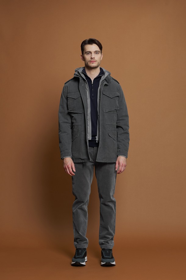 **디테처블 후드 재킷 M-GCJP69**

남성용 디테처블 후드 재킷입니다. 차콜 색상의 무지 패턴으로, 가을과 겨울에 착용하기 좋은 두꺼운 두께감의 점퍼입니다. 캐주얼, 베이직 스타일로 일상, 산책, 여행 등 다양한 TPO에 활용할 수 있습니다. 탈부착 가능한 후드와 킬팅 안감, 플랩 포켓, 어깨 견장 디테일이 특징이며, 투웨이 지퍼와 레귤러핏으로 편안함을 더했습니다. 면, 나일론, 폴리에스테르 혼방 소재로 제작되어 내구성과 유연성이 뛰어나며, 우수한 보온성과 가벼운 착용감을 제공합니다.
