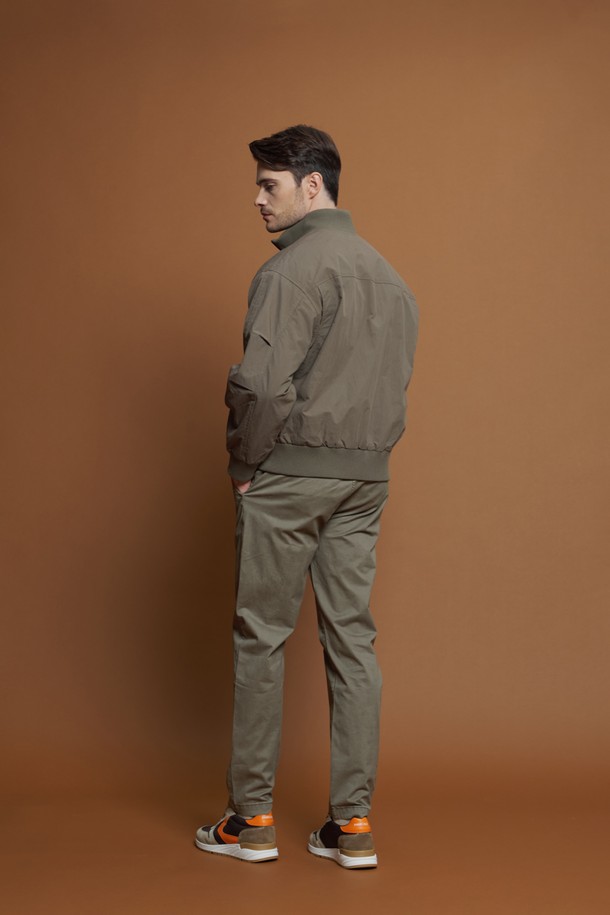 하이넥 보머 재킷 M-QCJP62는 간절기에 활용하기 좋은 캐주얼 스타일의 보머 재킷입니다. 부드러운 면과 폴리에스터 혼방 소재로 제작되어 편안한 착용감을 선사하며, 얇은 두께감으로 봄, 가을 시즌에 적합합니다. 카키 컬러에 레귤러핏으로 제작되었으며, 골지 마감, 하이넥 디자인, 뒷면 로고 자수 디테일이 특징입니다. 또한, 집업 여밈 방식과 사이드 포켓, 자석 여밈 포켓으로 실용성을 더했습니다. 일상에서 편안하게 착용할 수 있는 미니멀한 디자인의 아우터입니다.
