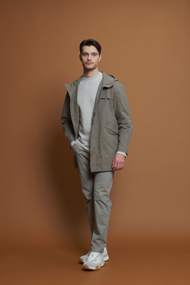 **절개라인 후드 점퍼 M-QCJP56**은 남성용 간절기 점퍼입니다. 캐주얼하고 세련된 스타일을 연출하며, 산책룩이나 가을 나들이룩에 적합합니다. 가볍고 부드러운 폴리에스터 소재로 제작되었으며, 얇은 두께감으로 편안한 착용감을 제공합니다. 사선 절개 패턴이 돋보이는 레귤러핏 후드 점퍼로, 지퍼 여밈 방식과 긴 소매 기장으로 디자인되었습니다. 미니멀하고 시티보이 스타일을 선호하는 분들께 추천합니다.
