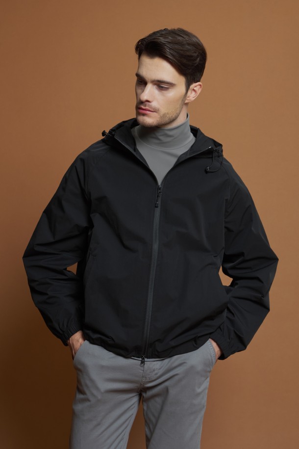 "에센셜 츄잉 반목 티셔츠 D-QTEE56"은 미니멀하고 베이직한 스타일의 공용 반목 티셔츠입니다. 다크그레이, 라이트그레이, 아이보리 세 가지 색상으로 출시되었으며, 가을/겨울 시즌에 적합합니다. 슬림핏에 두꺼운 두께감으로 제작되어 보온성을 높였으며, 부드러운 촉감과 신축성을 제공합니다. 데일리룩, 집콕룩, 출근룩 등 다양한 TPO에 활용 가능하며, 이너웨어 또는 단독 착용, 레이어링 모두 용이합니다. 나일론과 스판 소재 혼방으로 제작되어 편안한 착용감을 선사합니다.
