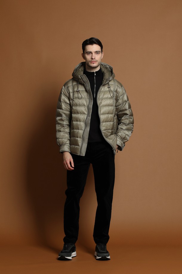 남성용 경량 덕다운 후드 재킷 M-QCJP58입니다. 베이지와 카키 두 가지 색상으로 출시되었으며, 가을, 겨울철 일상 및 캐주얼 출근룩에 적합합니다. 가볍고 따뜻한 덕다운 충전재와 부드러운 나일론 소재를 사용하여 편안한 착용감을 제공합니다. 레귤러핏에 집업 스타일로 간편하게 입고 벗을 수 있으며, 무지 디자인으로 다양한 룩에 활용하기 좋습니다. 두꺼운 두께감으로 보온성을 높였으며, 후드가 있어 더욱 실용적입니다.
