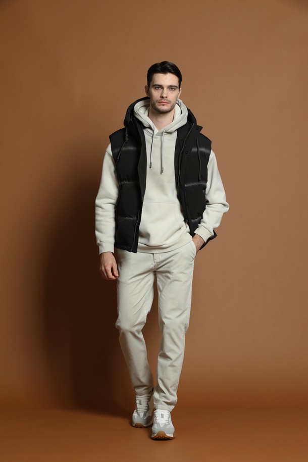 블랙 컬러의 남성용 후드 다운 베스트 M-QCJP59입니다. 겨울철 캐주얼 및 스포티 스타일을 연출하기에 적합하며, 레귤러 핏으로 편안하게 착용할 수 있습니다. 퀼팅 디자인과 후드가 특징이며, 두꺼운 두께감과 부드러운 촉감으로 따뜻함을 선사합니다. 민소매 디자인으로 활동성을 높였으며, 나일론 소재를 사용하여 내구성을 강화했습니다. 집업 형식으로 간편하게 착용 가능하며, 일상에서 폭넓게 활용할 수 있습니다.
