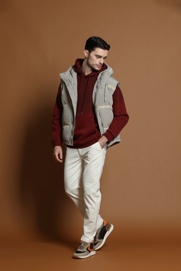 남성용 후드 다운 베스트 M-QCJP59는 겨울철 일상과 캠핑룩에 적합한 아이템입니다. 부드러운 촉감의 나일론 소재와 두꺼운 두께감으로 따뜻함을 제공하며, 캐주얼, 스포티, 미니멀 스타일을 연출하기 좋습니다. 무지 디자인의 그레이 컬러에 레귤러 핏으로 제작되어 편안한 착용감을 선사합니다. 집업 방식과 후드 탈부착 기능으로 실용성을 높인 패딩 베스트입니다.
