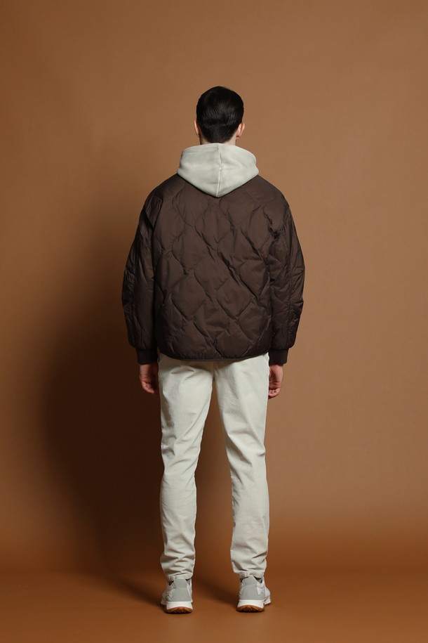 **덕다운 퀼팅 점퍼 M-QCJP60**

남성용 덕다운 퀼팅 점퍼로, 겨울철 일상에서 따뜻하고 편안하게 착용할 수 있습니다. 브라운 컬러의 퀼팅 패턴이 특징이며, 캐주얼 및 베이직 스타일을 연출합니다. 넉넉한 오버핏에 집업 방식으로 편하게 입고 벗을 수 있으며, 긴 소매 기장입니다. 두꺼운 두께감과 부드러운 촉감의 나일론 소재로 제작되었으며, 덕다운 충전재를 사용하여 보온성과 경량성을 동시에 갖췄습니다.
