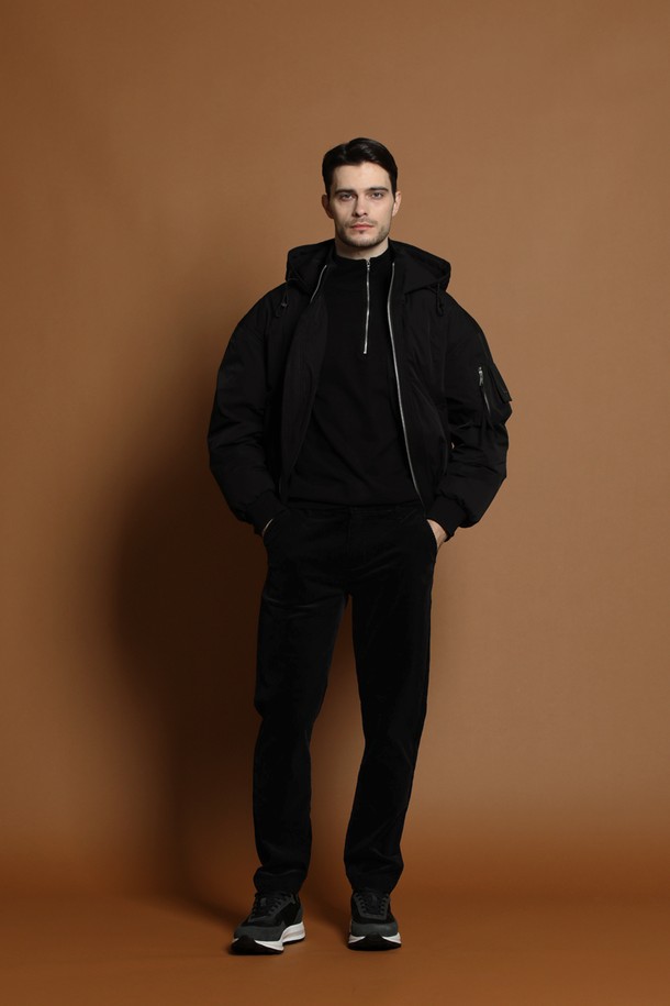 덕다운 블루종 재킷 M-QCJP64는 남성용 겨울 아우터로, 캐주얼하고 미니멀한 스타일을 연출합니다. 블랙 컬러의 무지 디자인으로 어떤 옷에도 쉽게 매치할 수 있으며, 두꺼운 두께감과 부드러운 촉감의 덕다운 충전재가 따뜻함을 선사합니다. 오버핏으로 편안한 착용감을 제공하며, 집업 방식과 긴 소매, 후드, 포켓 디테일이 실용성을 더합니다. 일상복으로 활용하기 좋은 패딩 타입의 블루종 재킷입니다.
