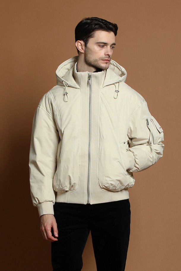 덕다운 블루종 재킷 M-QCJP64는 남성용 아우터로, 겨울철 일상에서 캐주얼하고 스포티한 스타일을 연출하기에 적합합니다. 아이보리, 화이트 두 가지 색상으로 출시되었으며, 숏 기장의 무지 디자인으로 미니멀한 매력을 더합니다. 두꺼운 두께감의 덕다운 충전재와 부드러운 촉감으로 따뜻함을 제공하며, 집업 여밈 방식과 후드, 포켓 디테일이 실용성을 높였습니다. 레귤러핏으로 제작되어 편안한 착용감을 선사하며, 긴 소매 기장으로 보온성을 더했습니다.
