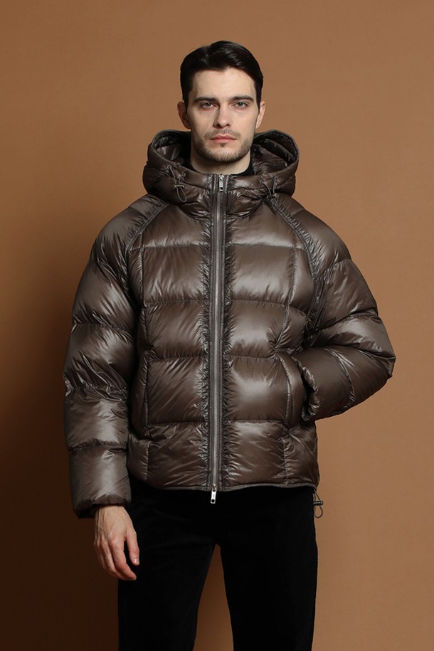 경량 덕다운 패딩 재킷 M-QCJP57은 남성용 겨울 아우터입니다. 브라운 컬러의 베이직하고 미니멀한 디자인으로, 일상복으로 활용하기 좋습니다. 얇고 가벼운 나일론 소재에 덕다운 충전재를 사용하여 보온성을 높였습니다. 레귤러핏에 집업 스타일로 편안하게 착용할 수 있으며, 긴 소매와 후드가 있어 실용적입니다. 무지 디자인으로 다양한 스타일 연출에 용이합니다.
