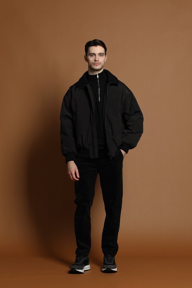 덕다운 더블 카라 블루종 재킷 M-QCJP54는 남성용 겨울 아우터입니다. 블랙 컬러의 무지 디자인으로 캐주얼, 스포티, 미니멀 스타일을 연출하기 좋습니다. 두꺼운 두께감과 부드러운 촉감의 덕다운 소재로 제작되어 보온성을 높였습니다. 넉넉한 오버핏에 집업 방식, 더블 카라 디자인으로 포인트를 주었습니다. 긴 소매 기장의 블루종 재킷으로 일상에서 편안하게 착용할 수 있습니다.
