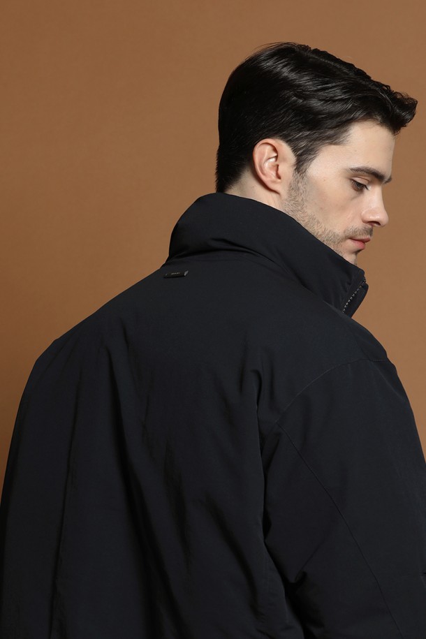 블랙 컬러의 덕다운 충전재를 사용한 남성용 블루종 재킷입니다. 일상 및 출근룩에 적합하며, 캐주얼하고 미니멀한 스타일을 연출합니다. 넉넉한 오버핏으로 편안한 착용감을 선사하며, 사이드 지퍼 디테일이 특징입니다. 긴 소매 기장과 두꺼운 두께감으로 겨울철에도 따뜻하게 입을 수 있습니다. 부드러운 촉감의 무지 디자인으로 다양한 룩에 활용하기 좋습니다.
