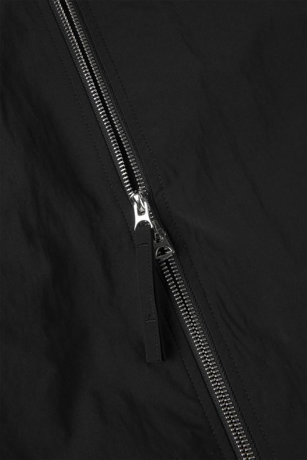 라이트웨이트 블루종 점퍼 M-QCJP01은 남성용 블루종 점퍼입니다. 블랙과 카키 두 가지 색상으로 출시되었으며, 여름, 간절기, 겨울까지 폭넓게 착용 가능합니다. 캐주얼 및 베이직 스타일로 일상복에 적합하며, 로고 패턴과 레귤러 기장, 집업 여밈 방식이 특징입니다. 얇은 두께감의 폴리에스터 소재로 제작되어 부드러운 촉감을 선사하며, 슬림핏과 레귤러핏 두 가지 핏으로 만나볼 수 있습니다. 베이스볼 카라, 앞면 포켓, 골지 마감 디테일이 돋보이는 제품입니다.
