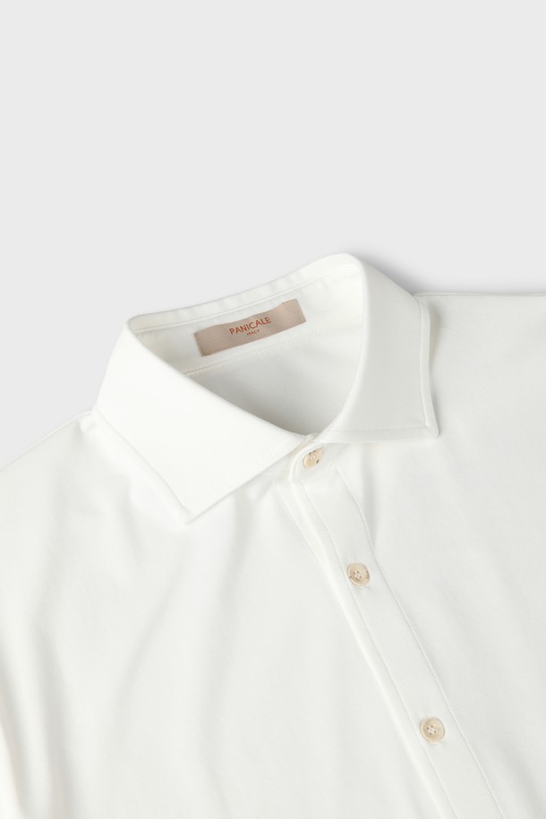 아이보리 컬러의 남성용 반소매 저지 셔츠 D-QCSH04입니다. 면, 레이온, 스판 혼방 소재로 제작되어 부드러운 촉감을 선사하며, 레귤러핏과 슬림핏으로 다양한 스타일 연출이 가능합니다. 칼라 네크라인과 밑단 로고 자수 디테일, 단추 여밈이 특징이며, 단독 착용은 물론 아우터와 레이어드하여 캐주얼, 미니멀, 클래식 스타일을 소화하기 좋습니다. 데이트룩, 카페룩과 같은 TPO에 적합하며, 여름, 간절기, 겨울까지 활용 가능한 활용도 높은 아이템입니다.
