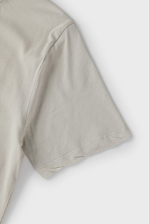 빈티지 워싱 로고 티셔츠 D-QTEE11는 공용으로 제작되어 봄, 여름, 가을 계절에 활용하기 좋은 티셔츠입니다. 샌드 바이오 워싱 처리로 부드러운 촉감을 선사하며, 라운드넥에 슬림핏으로 디자인되어 클래식하고 캐주얼한 스타일을 연출합니다. 다양한 색상(스카이블루, 그린, 아이보리, 네이비, 다크베이지, 블루, 핑크, 차콜, 베이지)으로 출시되어 데이트룩, 쇼핑룩 등 TPO에 맞춰 폭넓게 활용 가능합니다. V 스티치 디테일과 노출된 봉제선이 빈티지한 무드를 더하며, 견고한 이중 박음질로 내구성을 높였습니다. 면 소재의 레귤러 기장 반소매 티셔츠로, 로고 패턴이 특징입니다.
