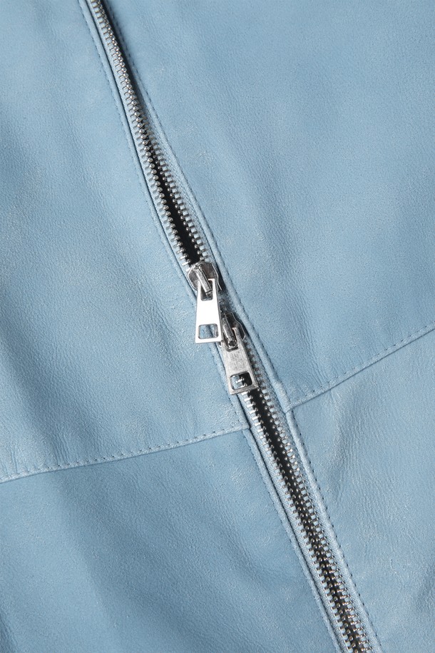 세련된 남성 스타일을 완성하는 양가죽 후드 라이더 재킷 F-QLJP02입니다. 부드러운 촉감의 양가죽 소재와 오일 워싱 처리로 은은한 광택과 고급스러움을 더했습니다. 슬림핏 디자인에 투웨이 지퍼, 후드 및 조임끈, 측면 포켓, 메쉬 안감, 통기성 기능을 더하여 여름부터 겨울까지 폭넓게 활용할 수 있는 실용적인 아이템입니다.
