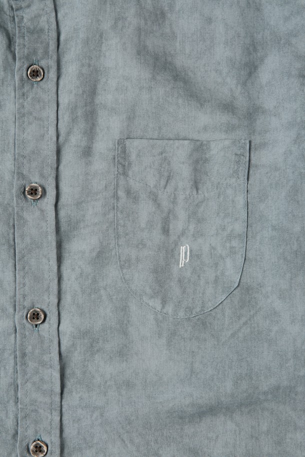 리오셀 린넨 워싱 셔츠 D-QCSH12는 남성용 상의로, 부드러운 촉감의 리오셀과 린넨 혼방 소재로 제작되었습니다. 베이직하면서도 캐주얼한 스타일로, 그레이와 블루 두 가지 색상으로 출시되었습니다. 간절기, 여름, 겨울까지 폭넓게 활용 가능하며, 슬림핏과 레귤러핏 두 가지 핏으로 만나볼 수 있습니다. 단추 여밈, 포켓 디테일, P 자수 포인트, 워싱 가공으로 빈티지한 감성을 더했으며, 데이트룩과 비즈니스 캐주얼, 캐주얼, 클래식, 미니멀 스타일을 즐겨 입는 분들께 추천합니다. 긴 소매 기장의 무지 셔츠입니다.
