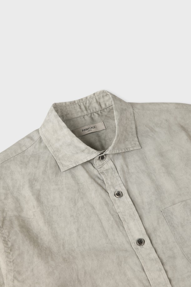 **리오셀 리넨 워싱 셔츠 D-QCSH12**

부드러운 촉감의 리오셀과 린넨 혼방 소재로 제작된 남성 셔츠입니다. 캐주얼한 스타일로 여름, 간절기, 겨울까지 폭넓게 활용 가능하며, 데이트룩과 출근룩에 모두 잘 어울립니다. 슬림핏 디자인에 워싱 처리된 독특한 패턴이 돋보이며, 그레이와 블루 두 가지 색상으로 출시되었습니다. 칼라 넥 라인에 긴 소매 기장으로 세련된 느낌을 더했으며, 단추 여밈과 포켓 디테일, P 자수 포인트가 특징입니다. 티셔츠와 레이어드하여 다양한 스타일을 연출할 수 있습니다.
