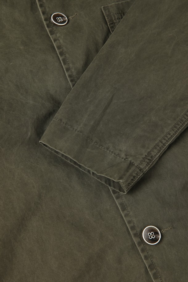 코튼 워크 재킷 M-QCJP03는 남성을 위한 클래식하고 베이직한 스타일의 워크 재킷입니다. 베이지와 카키 두 가지 색상으로 출시되었으며, 얇은 두께의 면 소재로 제작되어 부드러운 촉감을 자랑합니다. 간절기, 여름, 겨울, 다양한 계절에 걸쳐 비즈니스 캐주얼 및 겨울 데일리룩에 활용하기 좋습니다. 레귤러 핏에 긴 소매, 버튼 여밈 방식으로 디자인되었으며, 클래식 칼라와 가슴 및 사이드 포켓, 포켓 스티치 분리 가능 등의 특징을 가지고 있습니다. 미니멀하고 워크웨어 스타일을 연출하기에 적합합니다.
