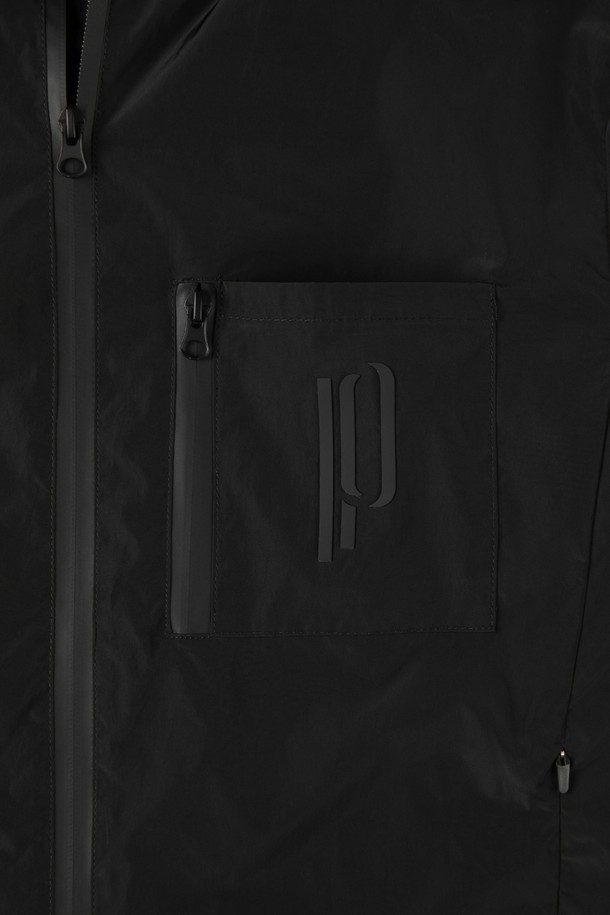 라이트 테크 후드 윈드브레이커 M-QCJP02는 부드러운 폴리에스터 소재로 제작되어 가볍고 편안한 착용감을 제공합니다. 후드와 밑단 조임끈으로 실용성을 더했으며, 앞면과 소매에 로고 디테일로 세련된 포인트를 더했습니다. 일상과 간절기는 물론 여름에도 활용 가능한 레귤러핏의 남성용 윈드브레이커입니다.
