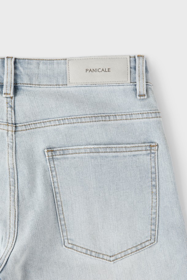 블루 라이트워시 데님 진 M-QJEAN05는 면, 폴리에스테르, 스판덱스 혼방 소재로 제작되어 부드러운 촉감과 편안한 착용감을 선사합니다. 슬림핏 또는 스트레이트 핏의 레귤러핏으로 출시되어 캐주얼하고 베이직한 스타일을 연출하며, 5포켓 디자인과 디스트레스드 디테일이 특징입니다. 데님 특유의 라이트워시 가공으로 시원한 느낌을 주어 여름, 간절기, 겨울까지 폭넓게 활용할 수 있습니다.
