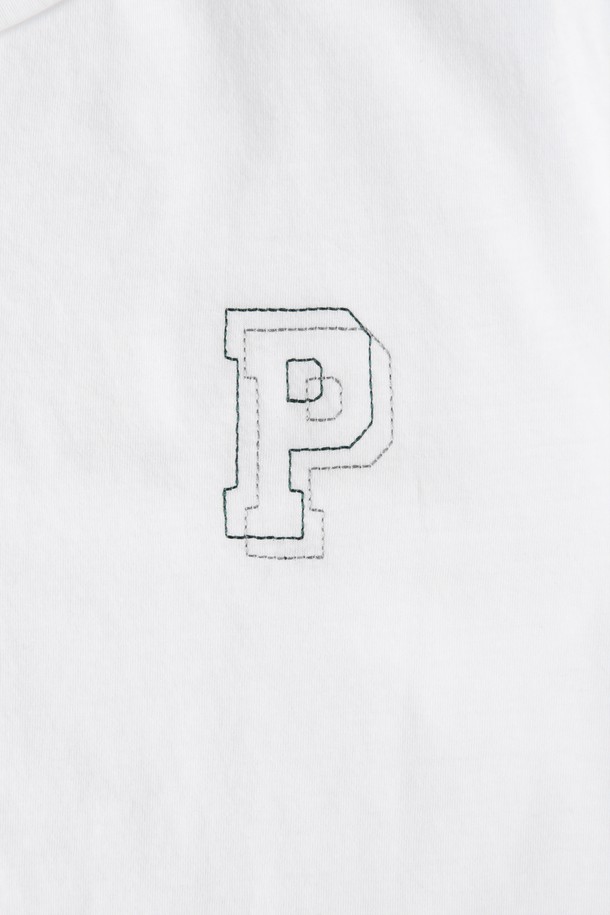 남성용 스티치 로고 반팔 티셔츠 F-QTEE01입니다. 부드러운 면 소재에 슬림핏으로 제작되어 편안한 착용감을 선사하며, 봄, 여름, 가을 간절기 시즌 데일리룩으로 활용하기 좋습니다. 가슴 부분 스티치 로고와 라운드넥 디자인으로 베이직하면서도 세련된 스타일을 연출하며, 레이어드하여 다양한 스타일링을 시도할 수 있습니다.
