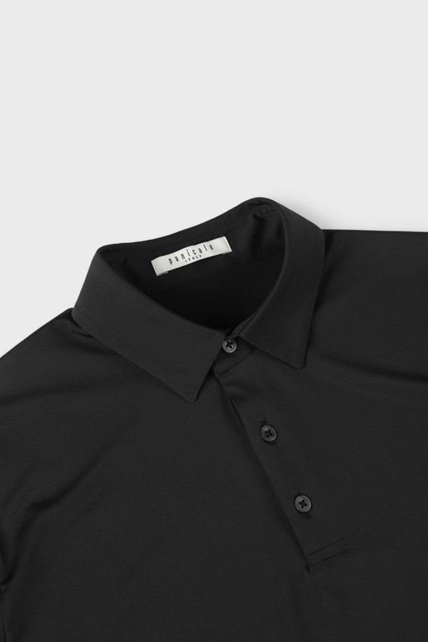 에어로쿨 스트레치 폴로 셔츠 D-QTEE16은 남성용 상의로, 일상 및 스포츠 활동에 적합한 에어로쿨 기능성 폴로 셔츠입니다. 얇고 부드러운 폴리에스터, 스판덱스 혼방 소재로 제작되어 흡습, 냉감, 통기 기능이 뛰어나 쾌적한 착용감을 제공합니다. 클로버 모양 단면 구조와 잠재수축사 가공으로 기능성을 높였으며, 슬림핏, 레귤러핏, 오버핏으로 다양한 스타일을 연출할 수 있습니다. 스포티, 미니멀, 캐주얼 스타일을 선호하는 분들께 추천하는 그레이 컬러의 반소매 무지 폴로 셔츠입니다. 로고 프린팅으로 포인트를 더했습니다.
