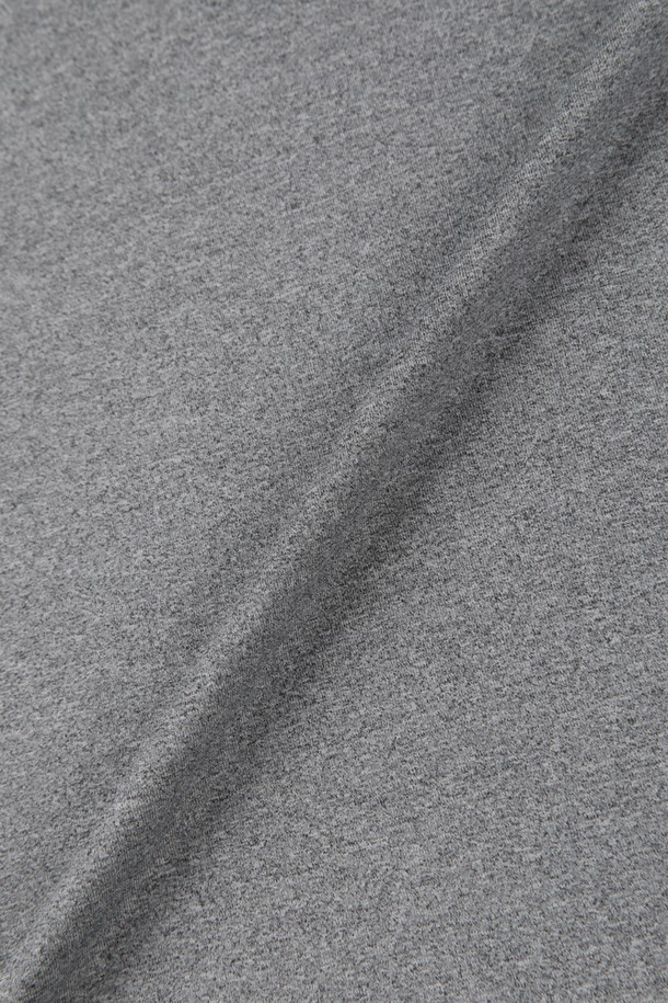 에어로쿨 스트레치 폴로 셔츠 D-QTEE16은 남성용 상의로, 일상과 스포츠 활동 모두에 적합한 폴로 셔츠입니다. 슬림핏과 레귤러핏 두 가지로 출시되어, 신체에 맞는 편안한 착용감을 제공합니다. 부드러운 촉감의 폴리에스터와 스판덱스 혼방 소재로 제작되어 흡습, 속건, 통기성, 체온 조절 기능을 갖췄습니다. 무지 디자인에 절제된 카라, 버튼 디테일, 뒷목 로고 프린팅으로 포인트를 주어 미니멀, 스포티, 클래식 스타일을 연출합니다. 출근룩과 피트니스룩에 모두 활용 가능하며, 사계절 내내 착용할 수 있는 실용적인 아이템입니다.
