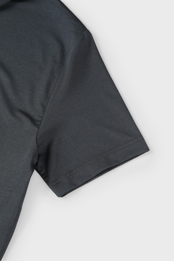 에어로쿨 스트레치 폴로 셔츠 D-QTEE16은 남성용 폴로 셔츠입니다. HYOSUNG(효성) aerocool 기능성 원단을 사용하여 흡습, 냉감, 통기, 속건 기능이 뛰어나 여름철 스포츠 활동이나 일상에서 쾌적하게 착용할 수 있습니다. 클로버 형태의 이형 단면 구조와 잠재권축사 가공으로 부드러운 촉감을 선사하며, 베이직하고 클래식한 스타일을 연출합니다. 슬림핏, 레귤러핏, 오버핏으로 다양한 핏을 선택할 수 있으며, 반소매, 레귤러 기장의 그레이 색상 무지 폴로 셔츠입니다.
