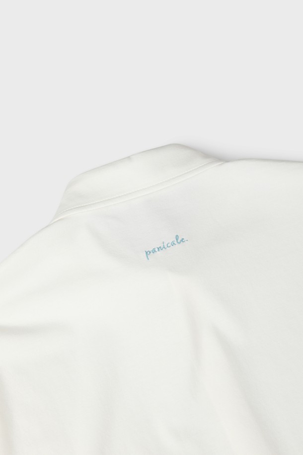 로고 포인트 저지 셔츠 D-QCSH13은 부드러운 촉감의 면과 스판덱스 혼방 소재로 제작되어 편안한 착용감을 선사합니다. 슬림핏으로 깔끔하게 떨어지는 실루엣이 특징이며, 간절기와 여름철에 활용하기 좋은 얇은 두께감입니다. 뒷목 부분에는 PANICALE 로고 프린팅으로 포인트를 주어 캐주얼하고 단정한 스타일을 연출할 수 있습니다. 아이보리 컬러로 어떤 하의에도 잘 어울리며, 데일리룩 또는 레이어드하여 다양한 스타일을 연출하기 좋습니다. 동네 마실룩, 캐주얼, 미니멀, 클래식 스타일을 즐겨 입는 분들께 추천합니다.
