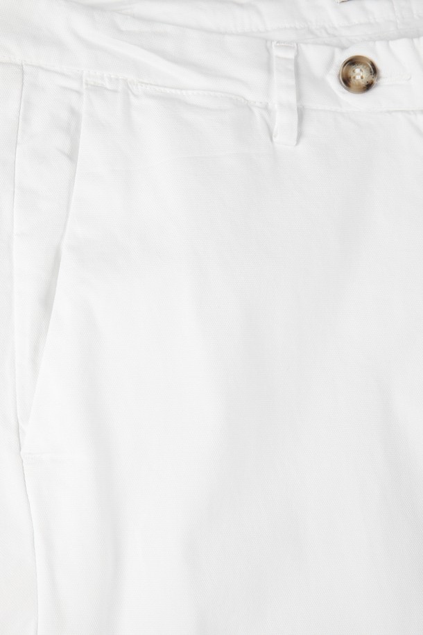 부드러운 촉감의 마이크로 텍스처가 돋보이는 남성용 슬림핏 치노 팬츠 F-QCPT10입니다. 면과 엘라스테인의 혼방으로 제작되어 봄, 여름 시즌 데일리 및 일상용으로 적합하며, 화이트와 베이지 두 가지 컬러로 제공됩니다. 슬림핏 디자인과 앞뒤 포켓 구성, 은은한 마이크로 텍스처 디테일이 모던하고 베이직한 스타일을 완성합니다.
