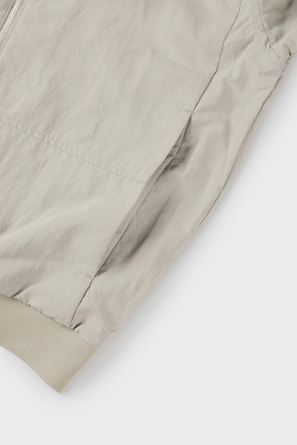 가볍고 부드러운 폴리에스터 소재의 라이트웨이트 블루종 점퍼입니다. 베이지 색상으로 어떤 옷에도 잘 어울리며, 간절기부터 겨울까지 활용 가능한 실용적인 아이템입니다. 베이직한 디자인에 베이스볼 카라, 측면 포켓, 골지 마감 디테일이 더해져 편안하면서도 스타일리시한 연출이 가능합니다.
