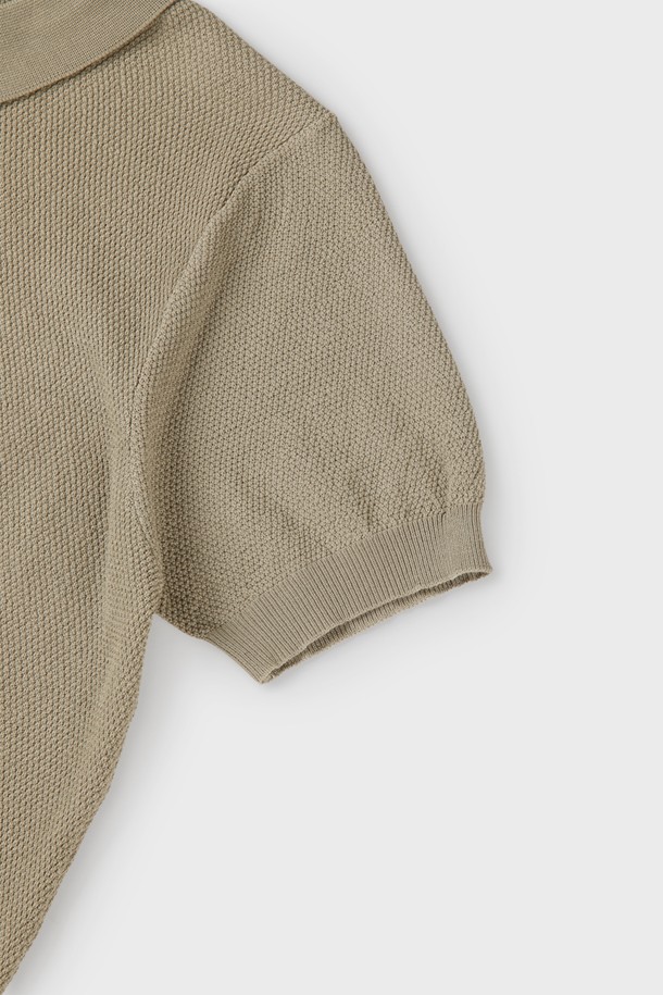 "반소매 집업 폴로 니트 M-QNIT10"은 남성용 반소매 집업 폴로 니트입니다. 베이지, 카키, 아이보리 3가지 색상으로 만나볼 수 있으며, 여름과 간절기에 착용하기 좋습니다. 슬림핏으로 제작되었으며, 부드러운 촉감의 비스코스, 폴리에스터 혼방 소재로 제작되어 편안한 착용감을 선사합니다. 골지 패턴에 클래식한 카라 디자인으로, 데이트룩, 카페룩 등 다양한 TPO에 미니멀하고 클래식한 스타일을 연출할 수 있으며, 단독 또는 아우터 속 이너 니트로 활용 가능합니다.
