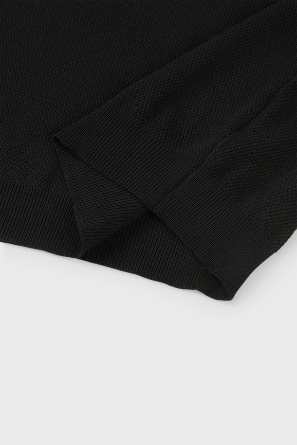 반소매 집업 폴로 니트 M-QNIT10은 남성용 반소매 집업 폴로 니트입니다. 베이지, 카키, 차콜, 아이보리 4가지 색상으로 출시되었으며, 여름과 간절기에 착용하기 좋습니다. 부드러운 촉감의 비스코스와 폴리에스터 혼방 소재로 제작되었으며, 슬림핏과 골지 패턴이 특징입니다. 클래식 카라 디자인과 집업 스타일로, 단독 착용 또는 이너 니트로 활용하여 베이직하고 클래식한 스타일을 연출할 수 있습니다. 데이트룩, 카페룩, 비즈니스 캐주얼 등 다양한 TPO에 활용 가능하며, 미니멀하고 캐주얼한 스타일을 완성합니다.
