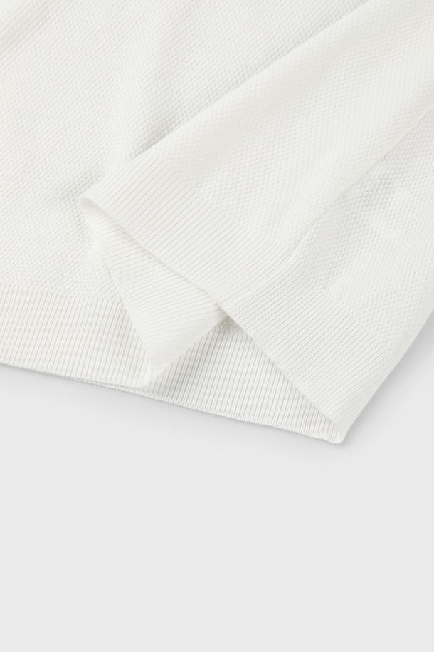 **반소매 집업 폴로 니트 M-QNIT10**

베이직하고 클래식한 스타일의 남성 반소매 집업 폴로 니트입니다. 가볍고 신축성이 좋은 비스코스, 폴리에스터 혼방 소재로 제작되어 여름과 간절기에 착용하기 좋습니다. 슬림핏으로 디자인되었으며, 부드러운 촉감과 골지 패턴이 특징입니다. 데이트룩, 비즈니스 캐주얼 등 다양한 TPO에 활용 가능하며, 단독 또는 이너 니트로도 활용할 수 있습니다. 카키, 베이지, 아이보리 세 가지 색상으로 출시되었습니다.
