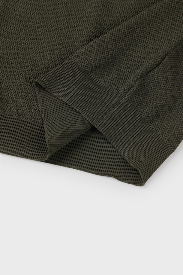 베이직한 디자인의 남성용 반소매 집업 폴로 니트입니다. 비스코스, 폴리에스터 혼방 소재로 제작되어 부드러운 촉감과 편안한 착용감을 선사합니다. 슬림핏으로 제작되었으며, 클래식한 카라 디자인과 골지 패턴이 특징입니다. 여름, 간절기에 데이트룩, 카페룩 등 다양한 TPO에 맞춰 스타일리시하게 연출할 수 있습니다. 단독 착용은 물론, 아우터 속 이너 니트로 활용하여 미니멀하고 캐주얼한 스타일을 완성할 수 있습니다. 컬러는 베이지, 카키, 아이보리 3가지로 만나보세요.
