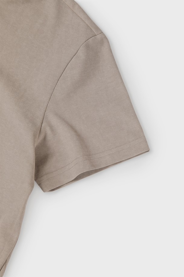 베이직하고 캐주얼한 스타일의 남성용 반집업 폴로 티셔츠 M-QTEE19입니다. 부드러운 촉감의 면, 폴리에스터, 스판 혼방 소재로 제작되어 여름과 간절기에 시원하고 편안하게 착용 가능합니다. 클래식한 카라 디자인과 뒷면 로고 프린팅이 돋보이며, 레귤러핏으로 제작되어 어떤 스타일에도 잘 어울립니다. 데이트룩, 카페룩 등 다양한 TPO에 활용할 수 있으며, 신축성이 좋아 활동성이 뛰어나고 몸에 달라붙지 않아 쾌적한 착용감을 선사합니다.
