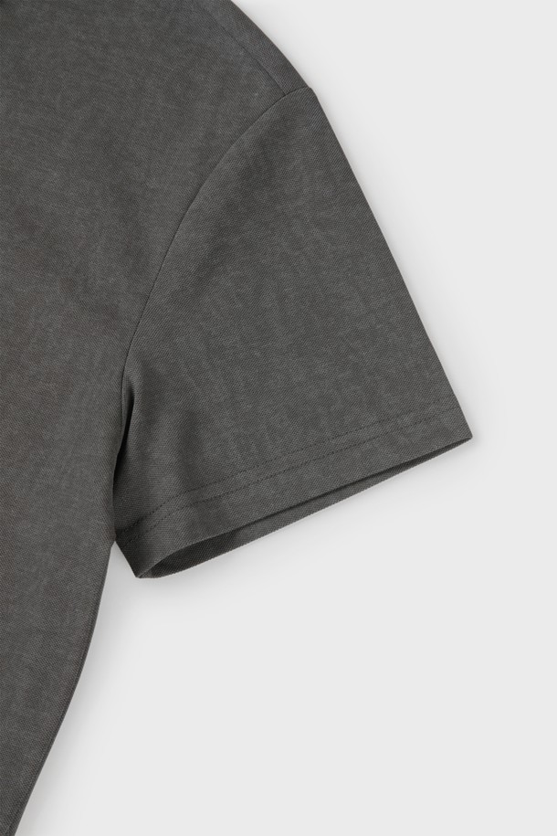 **반집업 폴로 티셔츠 M-QTEE19**

베이지, 블루, 화이트, 카키, 차콜 등 다채로운 컬러로 출시된 반집업 폴로 티셔츠입니다. 면, 폴리에스터, 스판 혼방 소재로 제작되어 부드러운 촉감과 편안한 착용감을 선사하며, 신축성 있는 소재로 활동성을 높였습니다. 레귤러핏에 반소매 디자인으로, 일상, 데이트, 동네 마실, 카페 등 다양한 TPO에 활용하기 좋습니다. 베이직하고 클래식한 스타일로, 미니멀, 캐주얼 룩을 즐겨 입는 분들께 추천합니다. 뒷면 로고 프린팅으로 포인트를 더했습니다.
