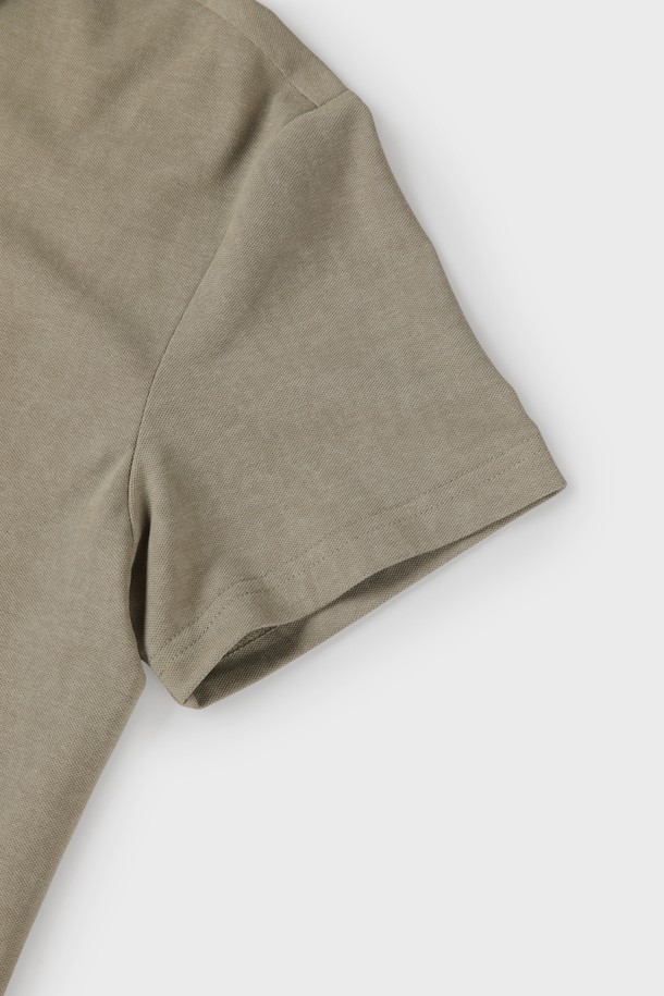 M-QTEE19 반집업 폴로 티셔츠는 베이직하고 클래식한 스타일을 선호하는 분들을 위한 상의입니다. 면, 폴리에스터, 스판 혼방 소재로 제작되어 부드러운 촉감과 신축성을 제공하며, 얇은 두께감으로 여름과 간절기에 시원하게 착용할 수 있습니다. 뒷면 로고 프린트가 돋보이며, 레귤러핏으로 편안한 착용감을 선사합니다. 데이트룩, 카페룩 등 다양한 TPO에 활용하기 좋으며, 미니멀하고 캐주얼한 스타일을 연출할 수 있습니다. 베이지, 블루, 화이트, 카키, 차콜 등 활용도 높은 5가지 컬러로 출시되었습니다.
