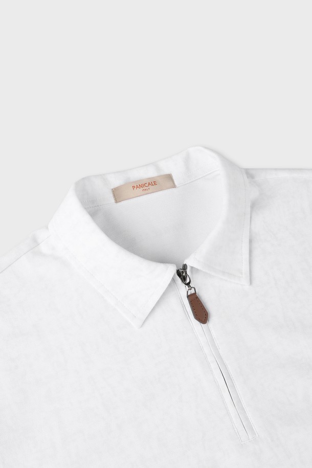 **반집업 폴로 티셔츠 M-QTEE19**는 남성용 반집업 폴로 티셔츠입니다. 베이지, 블루, 화이트, 카키 4가지 색상으로 출시되었으며, 데일리룩과 간절기, 여름철에 착용하기 좋습니다. 클래식하고 베이직한 스타일로, 레귤러 핏의 반소매 기장입니다. 면, 폴리에스터, 스판 혼방 소재로 제작되어 부드러운 촉감을 선사합니다. 클래식한 카라 디자인과 뒷면 로고 프린팅이 특징이며, 카페룩, 여행룩, 미니멀, 캐주얼 스타일을 연출하기에 적합합니다.
