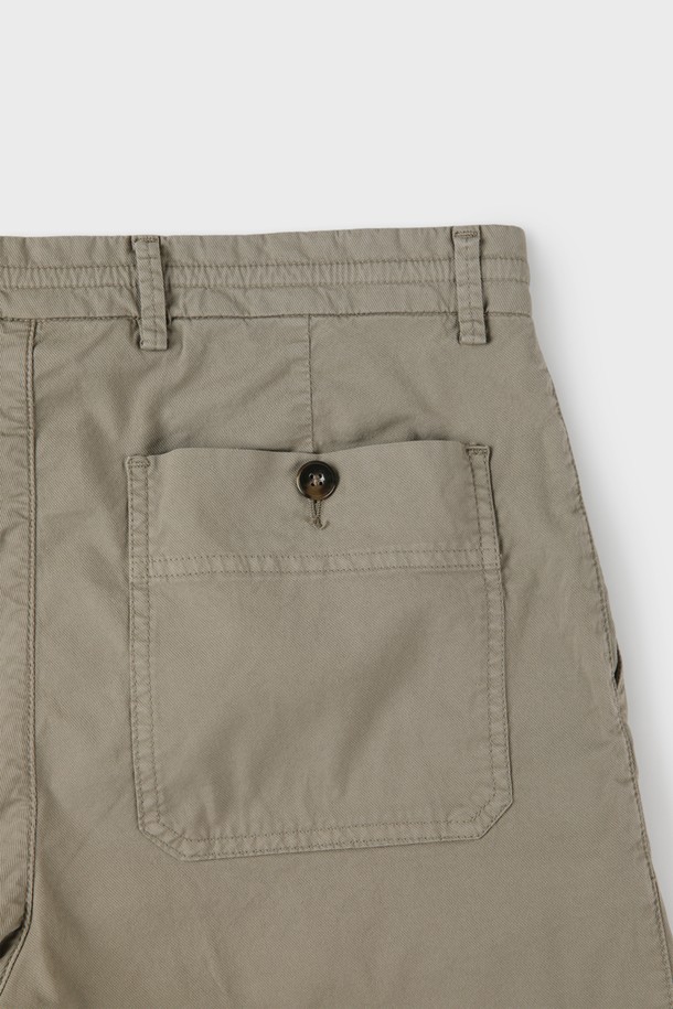 부드러운 면과 엘라스테인 혼방 소재의 남성용 드로우스트링 버뮤다 쇼츠입니다. 캐주얼한 무드의 베이직 디자인으로, 그레이와 카키브라운 두 가지 색상으로 출시되었습니다. 허리 부분 드로우스트링과 무릎 위 기장감, 앞뒤 포켓 디테일로 편안함과 실용성을 더했습니다.
