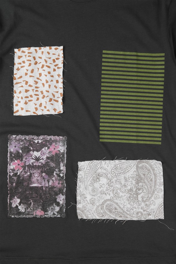 패치워크 코튼 티셔츠 F-QTEE03은 남성을 위한 캐주얼 스타일의 반소매 티셔츠입니다. 차콜과 화이트 두 가지 색상으로 제공되며, 부드러운 면 소재에 신축성을 더해 편안한 착용감을 선사합니다. 다채로운 패턴과 컬러의 패치워크 디자인과 단정한 라운드넥으로 제작되어 다양한 하의와 멋스럽게 매치할 수 있습니다.
