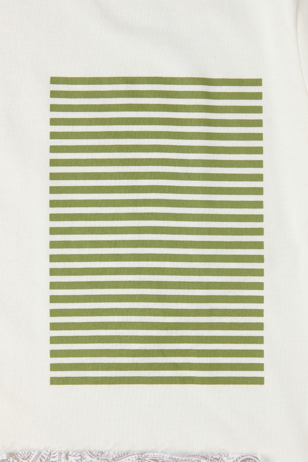 패치워크 코튼 티셔츠 F-QTEE03은 화이트와 차콜 두 가지 색상으로 출시된 남성용 반소매 티셔츠입니다. 부드러운 면 소재로 제작되어 편안한 착용감을 선사하며, 신축성이 있어 활동성을 높였습니다. 다채로운 패턴과 컬러의 패치워크 디자인, 슬림핏, 라운드넥으로 캐주얼한 스타일을 연출하며, 데일리룩으로 활용하기 좋습니다.
