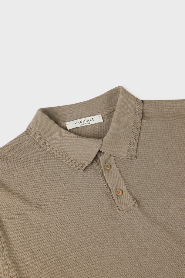 **헤링본 반소매 폴로 니트 F-QNIT01**은 부드러운 면 소재로 제작되어 편안한 착용감을 선사하며, 여름과 간절기에 활용하기 좋은 얇은 두께의 슬림핏 반소매 폴로 니트입니다. 네이비와 사비아 두 가지 색상으로 출시되었으며, 헤링본 패턴과 소매 및 밑단 시보리 & 데끼 마감 디테일이 클래식하면서도 캐주얼한 스타일을 연출합니다. 통기성이 뛰어나 단독으로 착용하거나 아우터 속 이너 니트로 활용하여 다양한 연출이 가능합니다.
