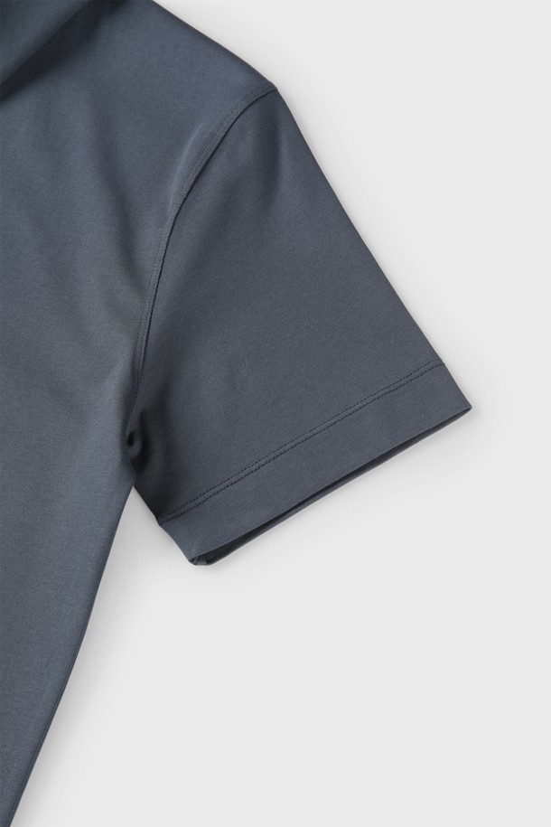 쿨에버 조니 칼라 폴로 셔츠 D-QTEE20는 여름, 간절기, 겨울까지 활용 가능한 베이직 스타일의 반소매 폴로 셔츠입니다. COOLEVER 기능성 원단을 사용하여 흡습, 속건, 통기, 경량 기능을 갖췄으며, 부드러운 촉감과 무지 디자인으로 편안한 착용감을 선사합니다. 슬림핏, 레귤러핏, 오버핏으로 다양한 핏을 선택할 수 있으며, 조니칼라 네크라인과 로고 자수 디테일이 돋보이는 제품입니다.
