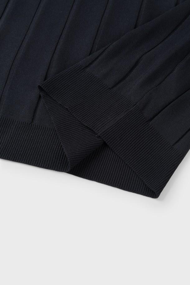 스트라이프 조니 칼라 폴로 니트 M-QNIT09는 여름, 간절기에 착용하기 좋은 남성용 반소매 니트입니다. 부드러운 촉감의 비스코스, 폴리에스터 혼방 소재로 제작되었으며, 슬림핏 디자인에 얇은 두께감으로 시원하게 착용 가능합니다. 베이직하고 캐주얼한 스타일로 데이트룩, 여행룩 등 다양한 TPO에 활용할 수 있으며, 스트라이프 패턴과 조니 칼라, 골지 마감 디테일이 특징입니다. 신축성이 뛰어나 편안하며, 버튼 없는 디자인으로 깔끔한 느낌을 줍니다. 화이트, 네이비 두 가지 컬러로 출시되었습니다.
