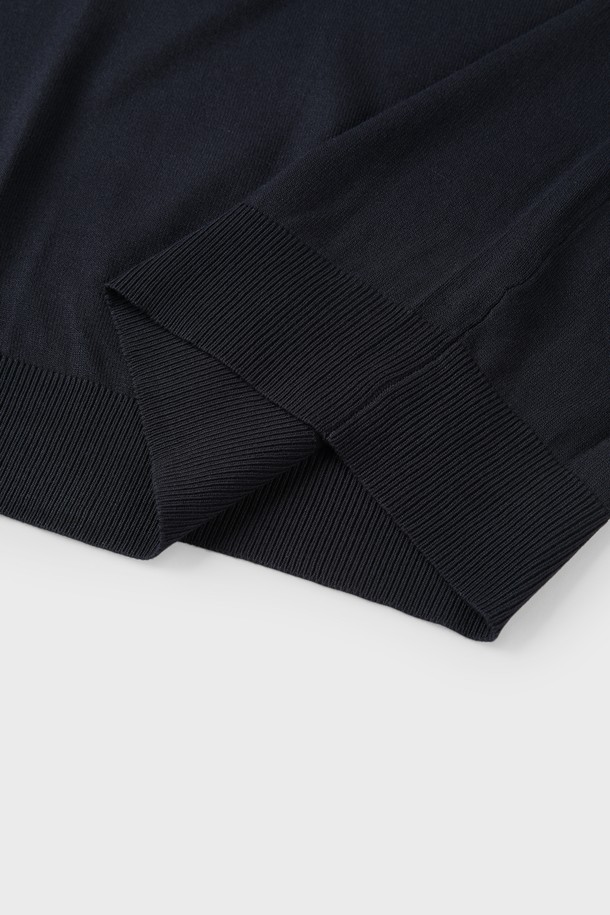 조니 칼라 폴로 니트 M-QNIT08은 미니멀하고 베이직한 스타일의 남성 여름 니트입니다. 부드러운 촉감의 비스코스, 폴리에스테르 혼방 소재로 제작되었으며, 슬림핏으로 시원하고 편안한 착용감을 선사합니다. 골지 패턴과 조니칼라 디자인이 특징이며, 반소매 기장으로 데이트룩, 카페룩 등 다양한 TPO에 활용할 수 있습니다. 버튼리스 디자인으로 깔끔하며, 단독 또는 아우터 이너로 활용 가능하여 활용도가 높습니다. 네이비, 블랙 두 가지 컬러로 출시되었습니다.
