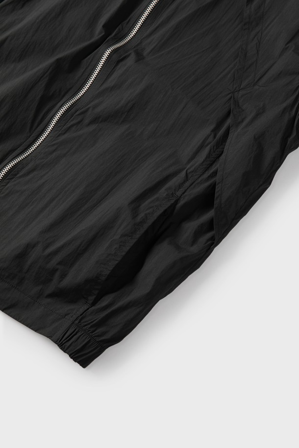 블랙 색상의 남성용 윈드브레이커 M-QCJP06는 봄, 가을 간절기에 적합한 슬림핏의 경량 아우터입니다. 나일론과 폴리에스테르 혼방 소재로 제작되어 부드러운 촉감과 함께 방풍 기능을 제공하며, 메쉬 소재 적용으로 통기성을 강화했습니다. 일상 및 스포츠 활동에 모두 활용 가능하며, 집업 스타일과 무지 디자인으로 미니멀하고 스포티한 매력을 연출합니다.
